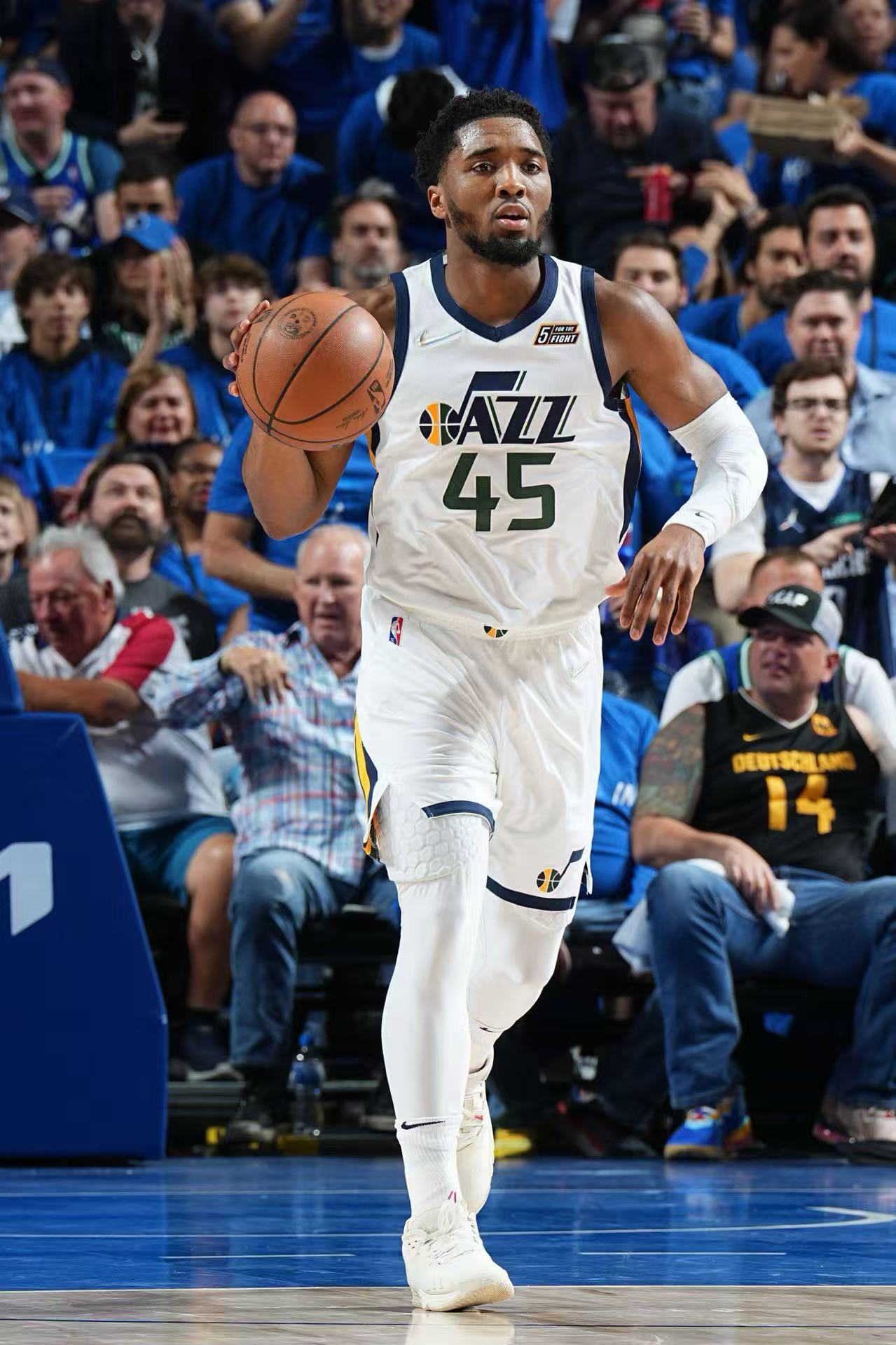 关于犹他爵士训练开放日；赛前外线爆发引欢呼；NBA季后赛在即；年轻球员得到机会的信息