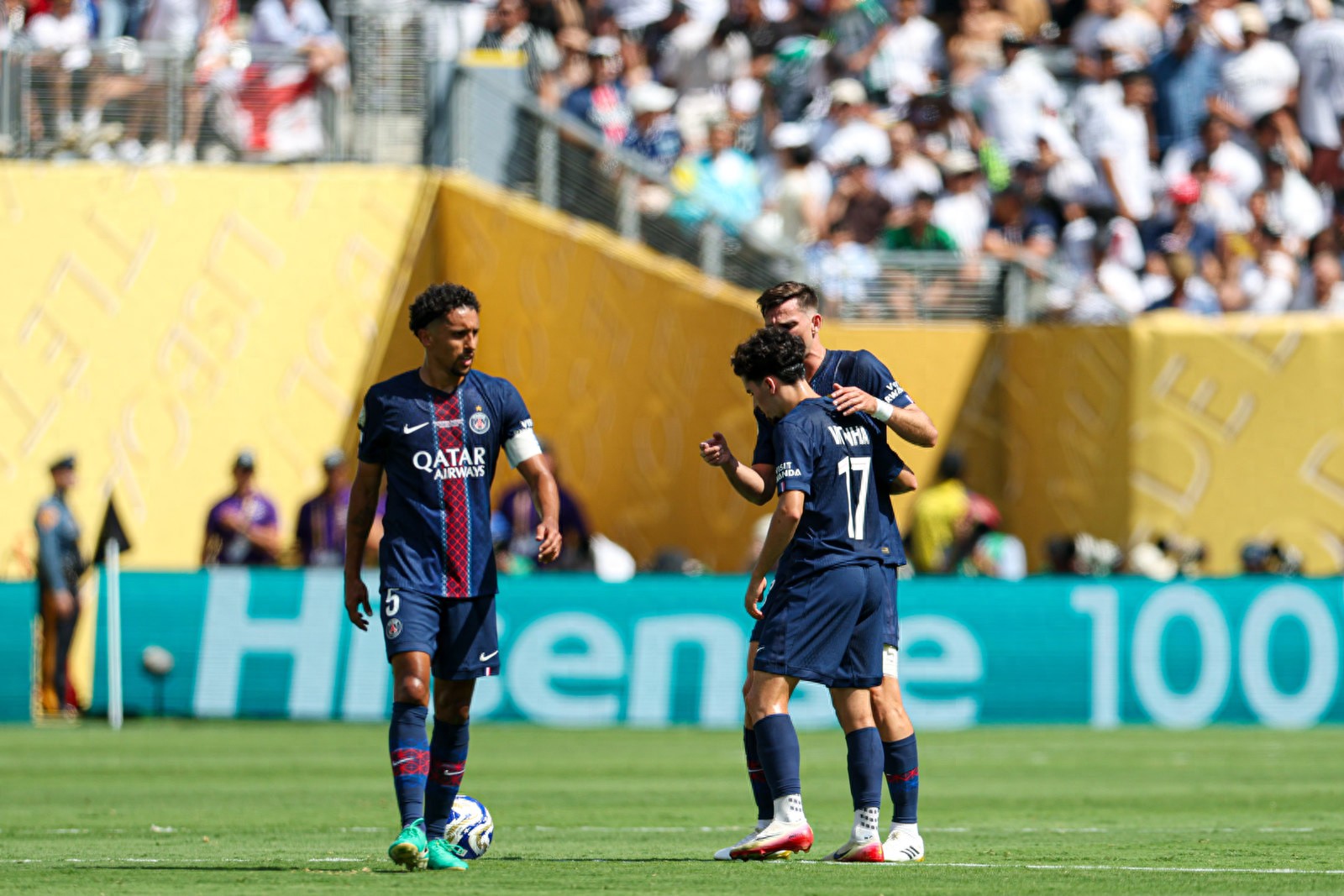 巴塞罗那迎英超关键赛；转会期内部沟通；气氛紧张；赛季目标并未改变的简单介绍